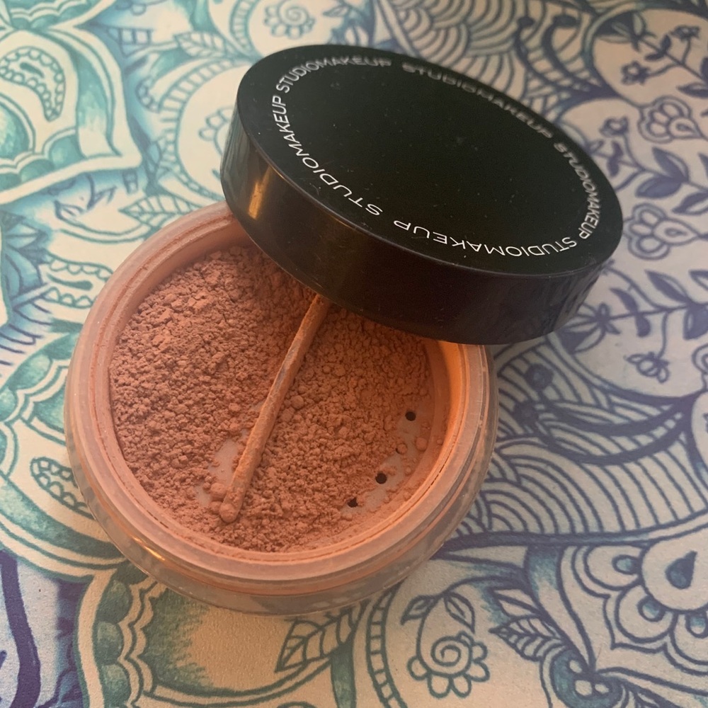 Studio Makeup Luminous Loose Blush